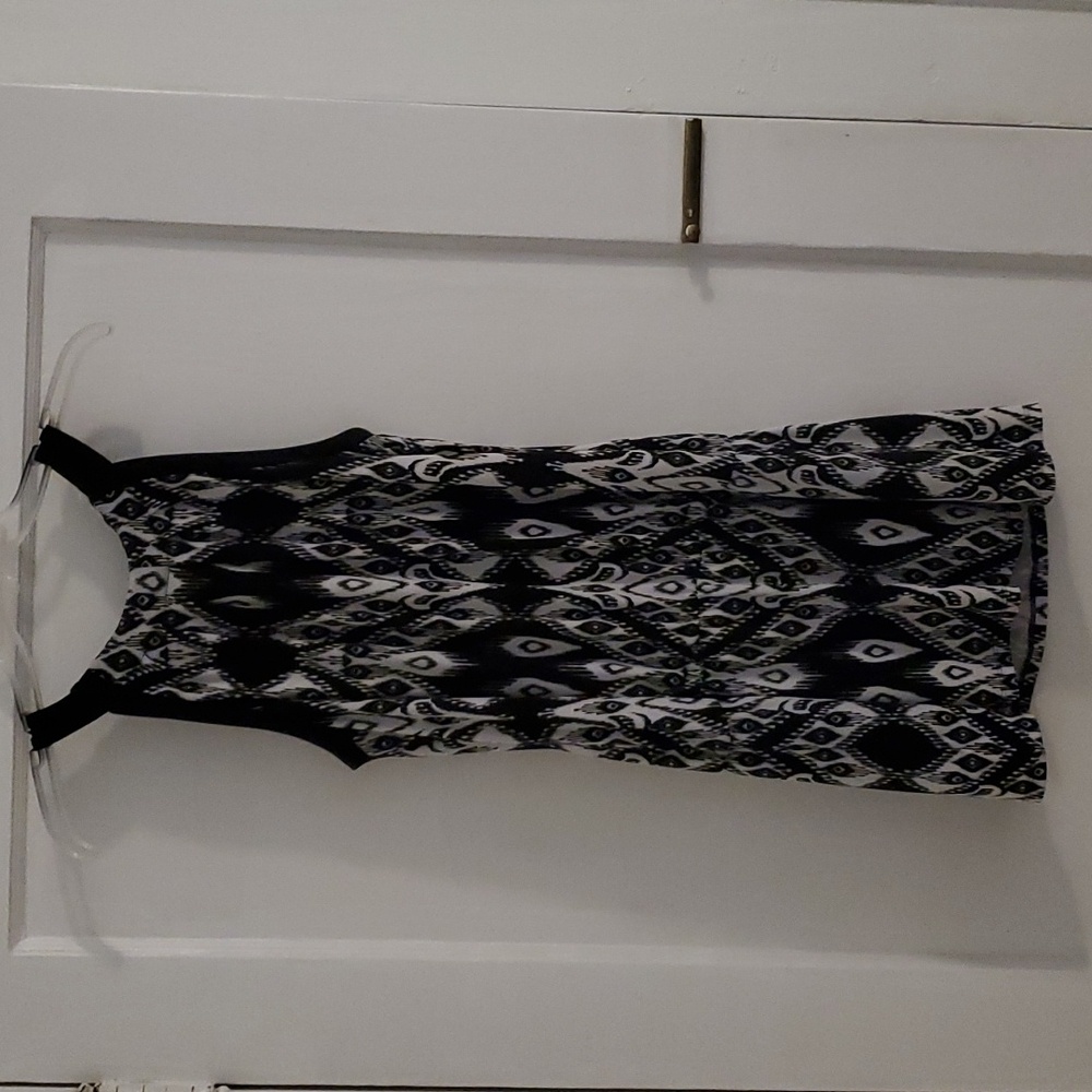WHBM size small Black & white Sleeveless blouse